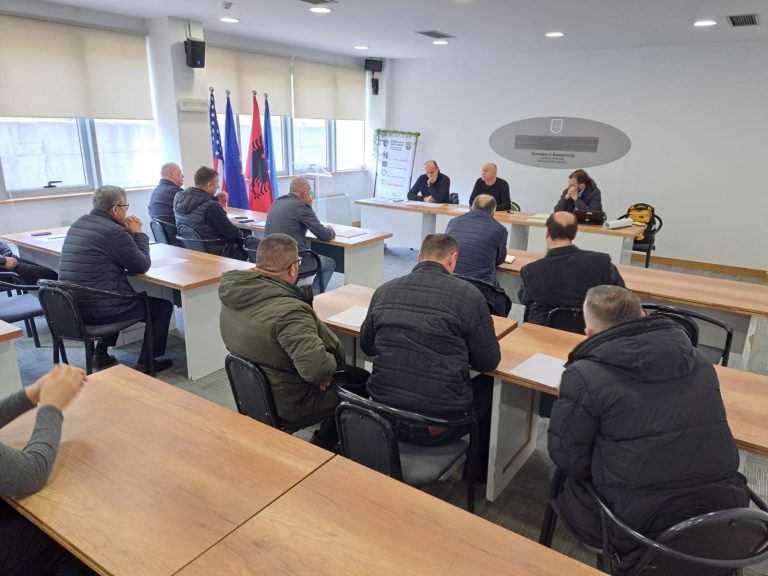 Mbahet sesioni informues për fermerët pemtarë lidhur me sigurimet bujqësore