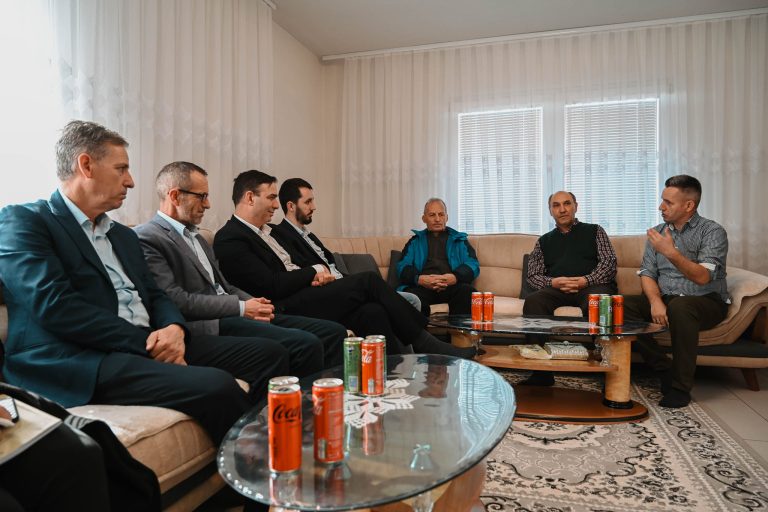 Kryetari Rahimaj viziton familjet të cilat ofruan shtëpitë e tyre si shkolla për nxënësit