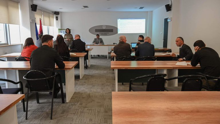 Mbahet konsultimi publik me qytetarë për Draft-Rregulloren për proceduren e ndarjes së titujve të nderit, çmimeve, mirënjohjeve dhe shpërblimeve