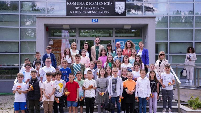 Kryetari Rahimaj pret në takim nxënësit e ShFMU “Fan S. Noli”