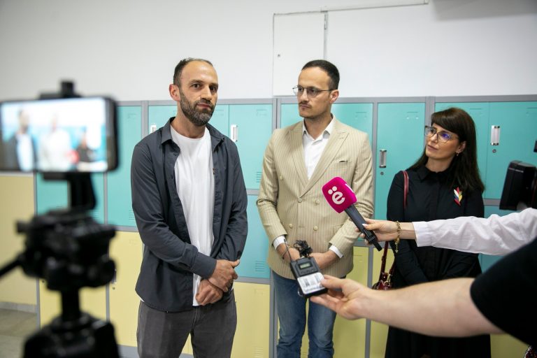 Në shkollën ‘Rexhep Elmazi’ në Gjilan përurohen dollapët për nxënës