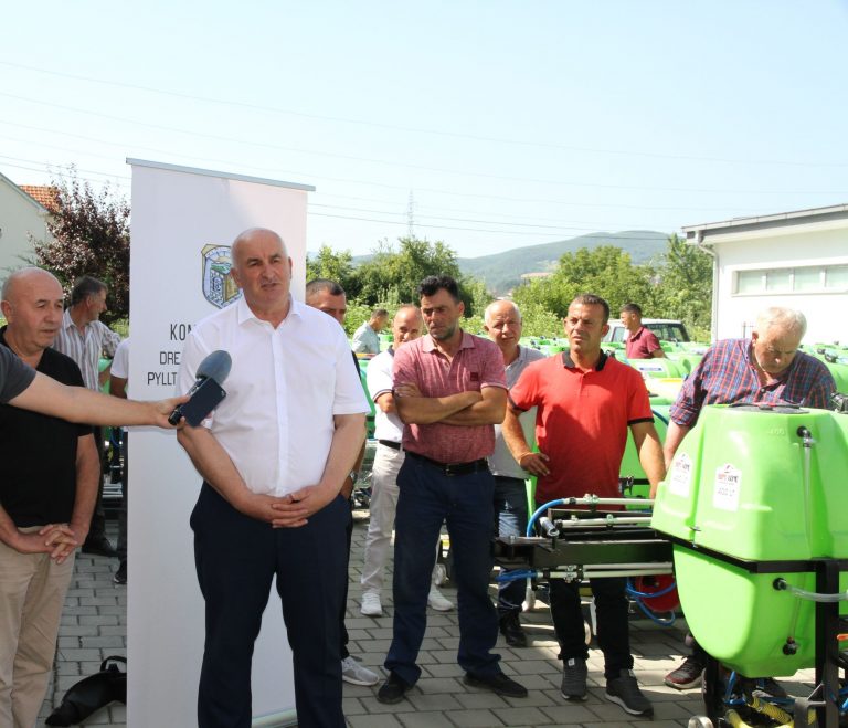 Shpërndahen spërkatëse dhe rroto kosa për fermerët e Komunës së Vitisë