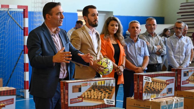 Ka vazhduar furnizimi i shkollave me rekuizita sportive