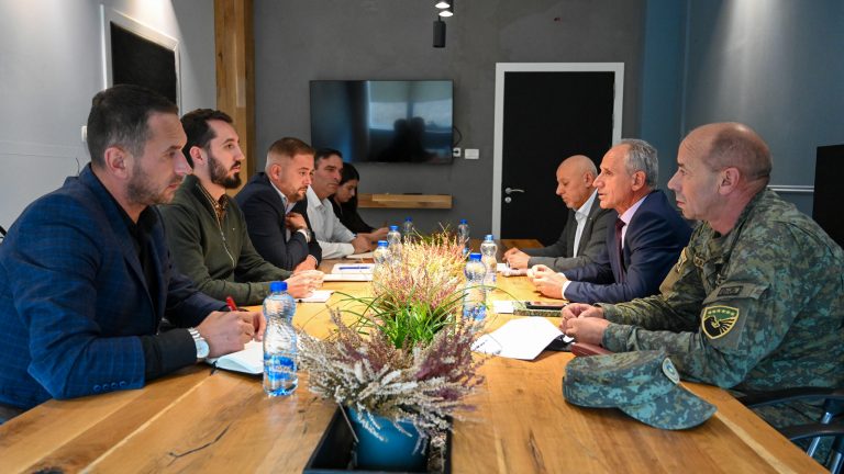 Kryetari Rahimaj pret në takim zv.Ministrin e Mbrojtjes, Shemsi Syla