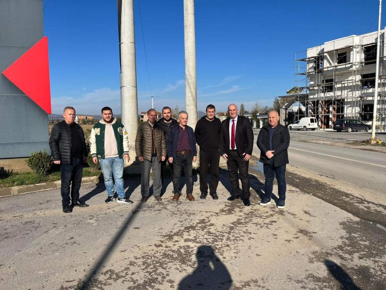 Kryetari Haliti vizitoi punimet në trotuarin nga dalja e qytetit të Vitisë në drejtim të Kllokotit