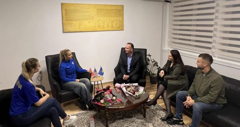 Mirëpriten karateistet që sollën medalje nga kampionati botëror nga kreu i PDK-së së Gjilanit dhe bashkëpunëtorët e tij