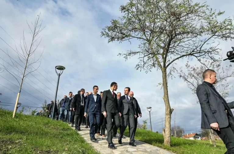 Kryeministri Kurti dhe kryetari Hyseni inaguruojnë parkun “Banja” dhe fillimin e punimeve të rrugës “Hamdi Kurteshi”