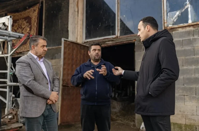 Kryetari Alban Hyseni viziton fermerin Muhamet Shala përfitues i subvencionimit të qumështit me 8 cent për litër
