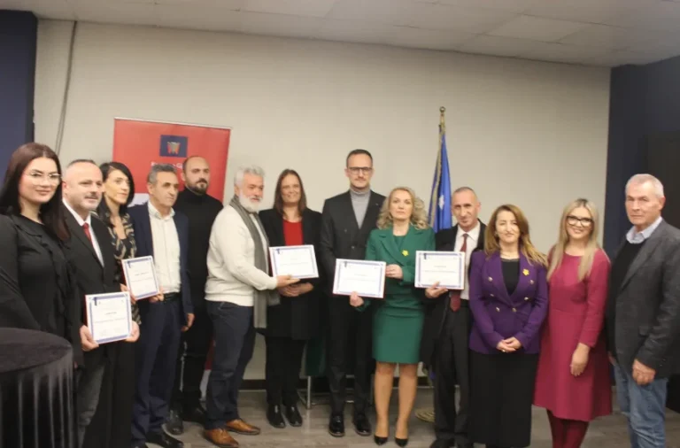 Në Gjilan mbahet ceremonia vjetore e ndarjes së çmimeve të mirënjohjes publike për angazhim qytetar dhe për zyrtarin më të dalluar komunal