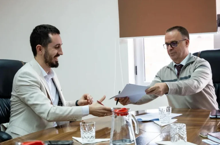 Kryetari i Kamenicës dhe kryeshefi i “Hidromoravës” nënshkruajnë marrëveshje për investime për ujin në Kamenicë
