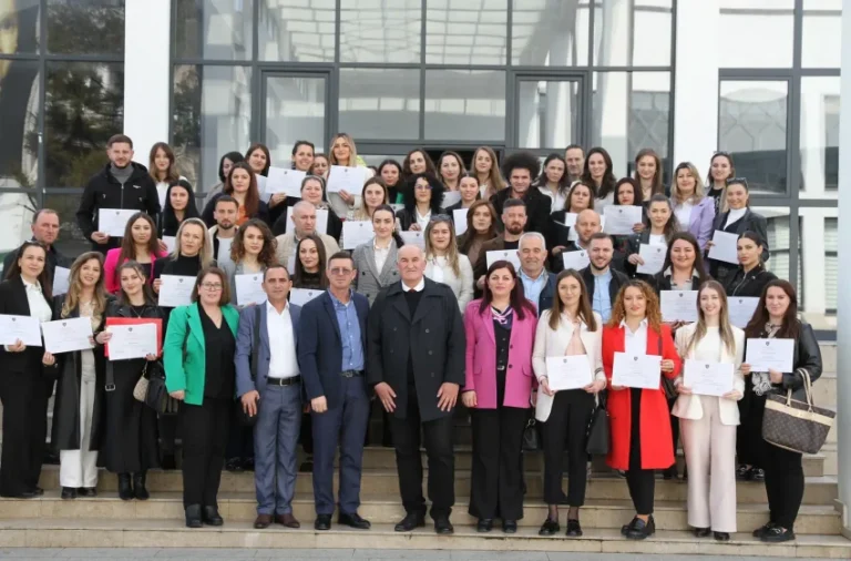 Certifikohen 62 mësimdhënës vitias
