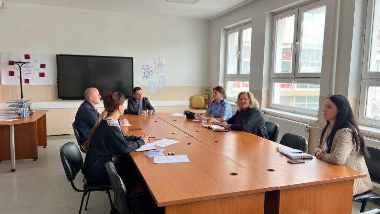 Në ShFMU “Thimi Mitko” të Gjilanit është mbajtur takimi me temën: “Siguria në shkollë”