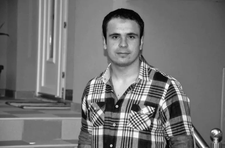 Kryetari i Degës së LDK-së, Lutfi Haziri, ngushëllon familjen Maliqi me rastin e ndarjes nga jeta të Agron Maliqit