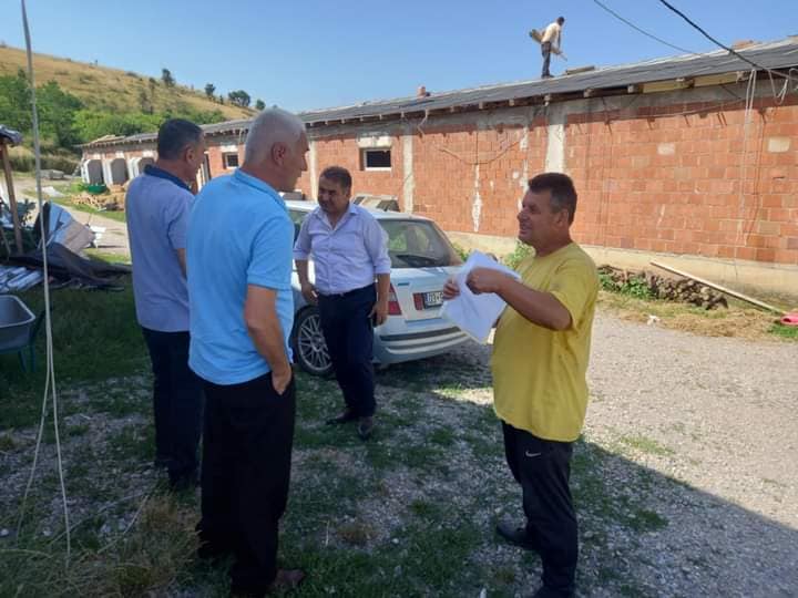 Drejtori Isufi viziton fermerin, i cili thotë se pësoi humbje nga erërat e forta