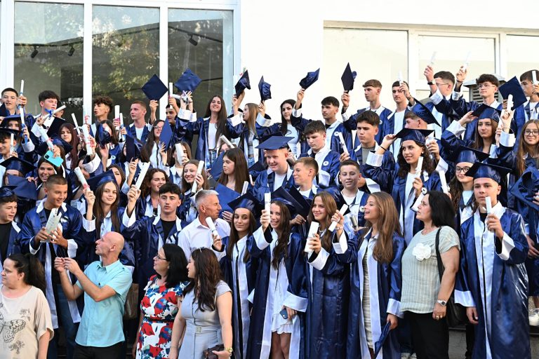 Ceremonia e përfundimit të shkollës fillore nga DKA në Kamenicë