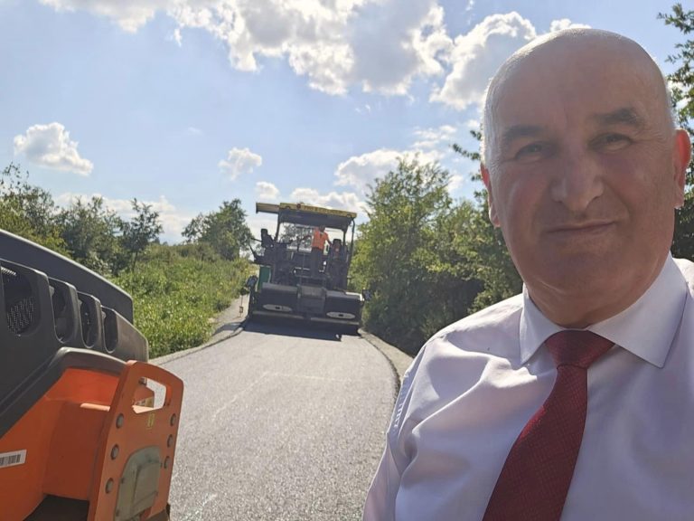 Kryetari Haliti shikon nga afër punimet e asfaltimit të rrugës Kabash – Smirë