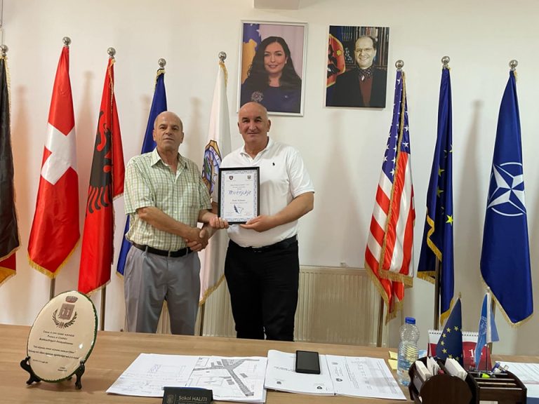 Pensionohet mësimdhënësi Sami Selmani