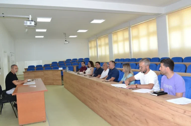Në Fakultetin Ekonomik të Gjilanit pati diskutime për procesin e aplikimit në AKA të programeve të reja studimore