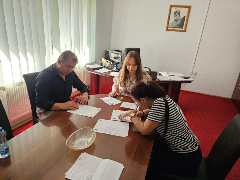 Drejtori Isufi: Nënshkruhen kontratat për serra për fermerët përfitues të Komunës së Gjilanit