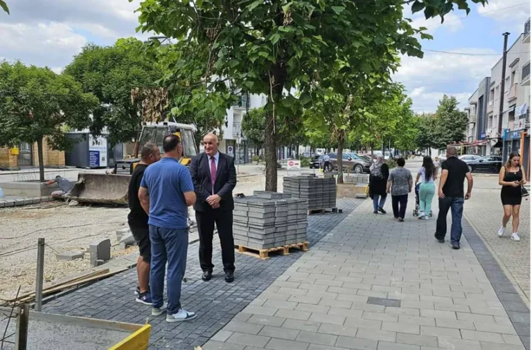 Kryetari i Vitisë ka vizituar punimet në sheshin e ri brenda qendrës së qytetit