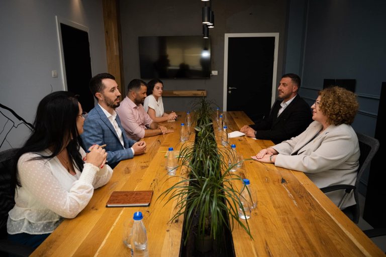 Kryetari Rahimaj pret në takim Ministren Hajdari