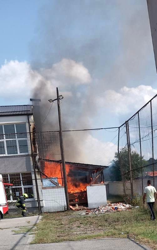 Dëmtohet objekti i SHFMU “Rexhep Mala” në Topanicë si pasojë e zjarrit