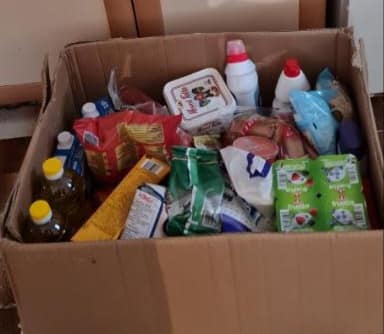 Kryqi i Kuq në Kamenicë shpërndau 10 pako ushqimore dhe veshmbathje për disa familje me fëmijë jetim