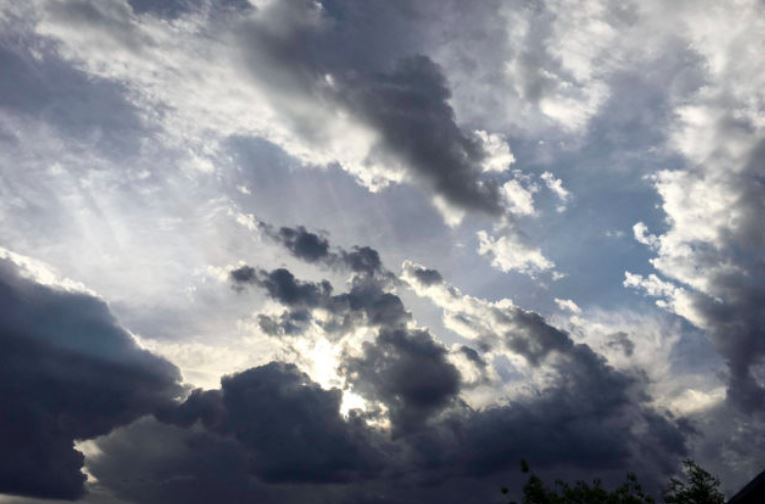 MotI sot me diell dhe vranësira të shpërndara