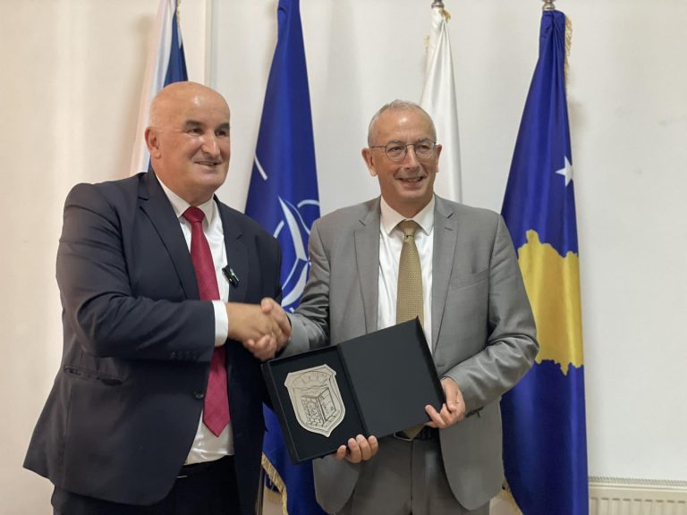 Komuna e Vitisë nderon Ambasadorin e OSBE-së, z. Michael Davenport, me dekoratën “Emblema e Qytetit”