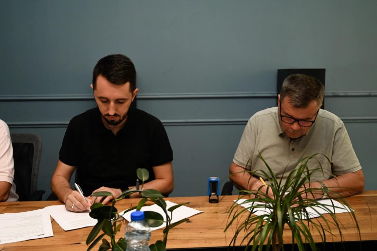 Kryetari Rahimaj nënshkruan kontratat për asfaltimin e 140 rrugëve të reja në vlerë 2 milion euro