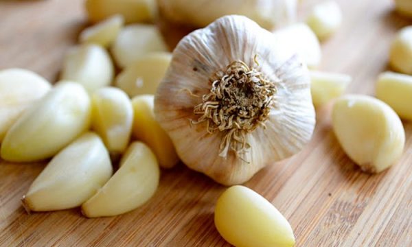 Ja 15 vetitë shëruese të hudhrës që nuk i keni ditur më parë