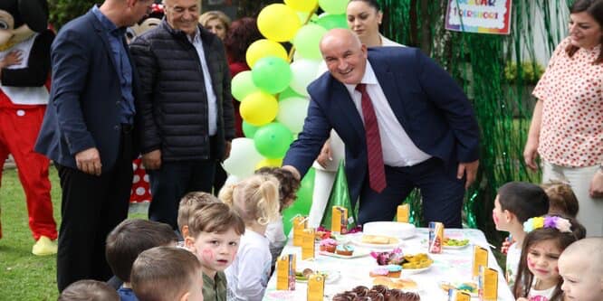 Kryetari Haliti uron nxënësit dhe mësimdhënësit për fillimin e vitit të ri shkollor