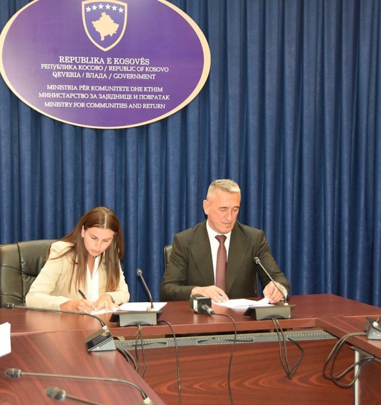 Kryetari Rahimaj: Fshatrat Boscë dhe Strelicë po bëhen me trotuar