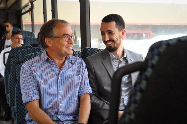 Kamenicasit drejt transportit publik