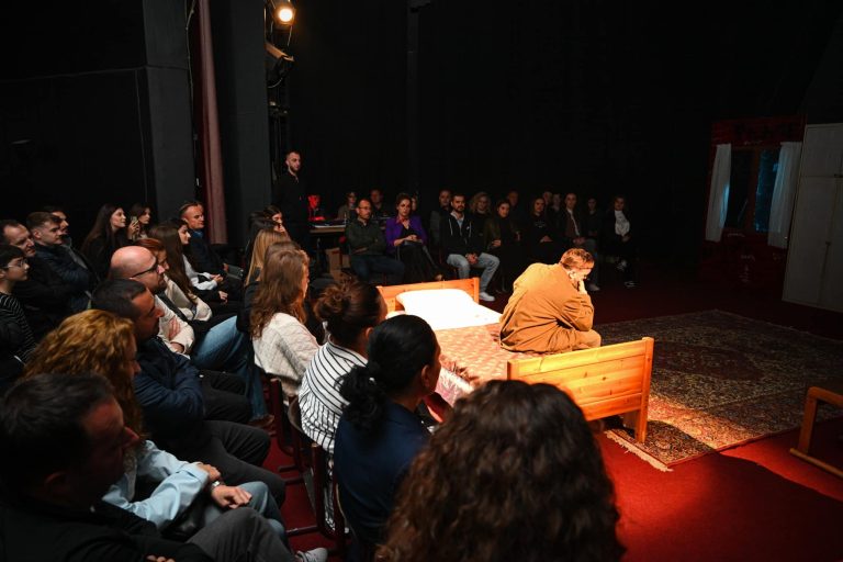 Është mbajtur mbrëmë shfaqja “Një dorëzim në Spokan”