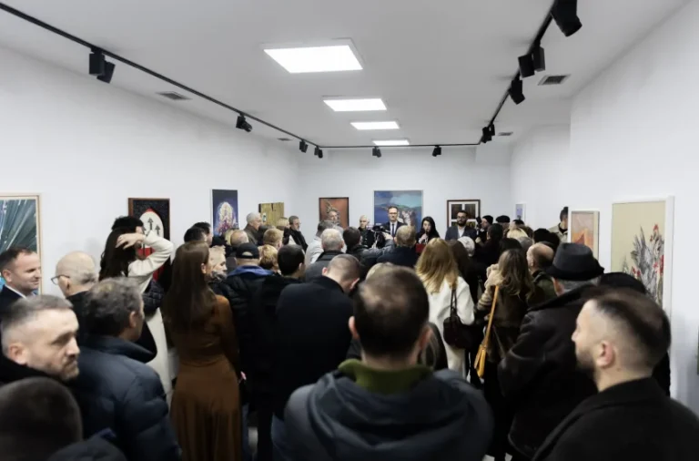 Piktura “Kënga e Fundit” e autorit Eshref Qahilit “rrëmbue” Çmimin Blerës – “Peneli i Flakës 2025”