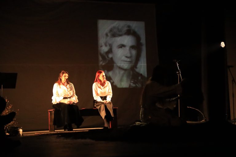 Shfaqja “Lule Sajza” nga teatri “Kujtim Spahivogli” përshkruan tmerrin e internimit nëpër kampet e diktaturës në Shqipëri