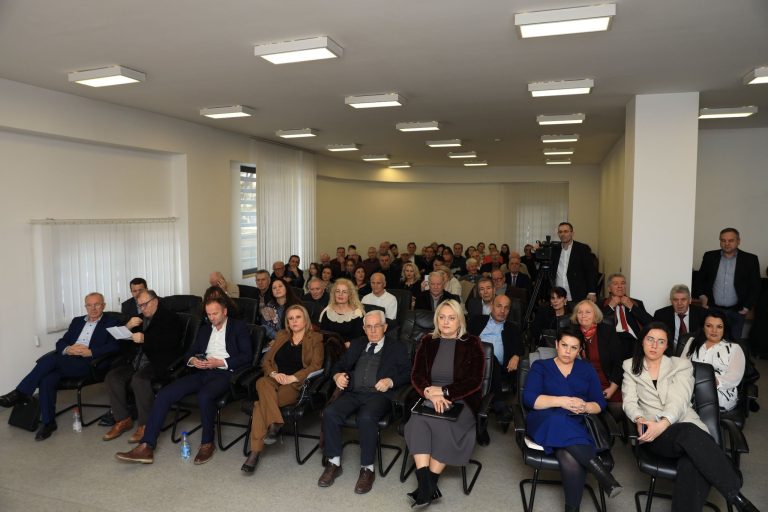 Poeti Afrim Demiri me poezinë “Zogu i ujit”- fitues i Çmimit “Pena e Flakës 2025”