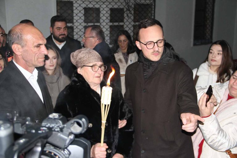 Hapet zyrtarisht Manifestimi i 34-të i “Flakës së Janarit” – Nënë Stane ndez Flakadanin e Flakës 2025