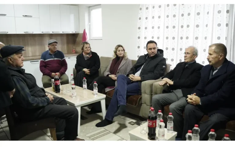 Glauk Konjufca bashkë me kandidatët për deputetë, vizituan familjet e dëshmorëve, Pajazit Ahmeti dhe Hanumshahe e Tefik Zymberi
