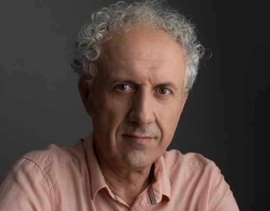 ABSURDET NË AMBIENTIN TONË LETRAR