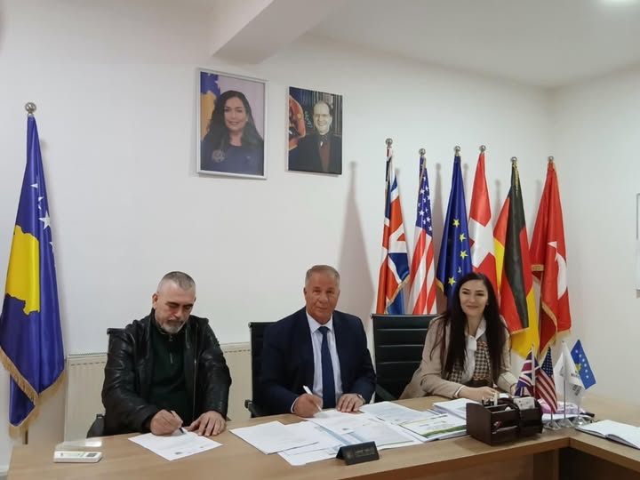 Komuna e Vitisë nënshkruan aneks-marrëveshje bashkëpunimi me organizatën Kosova-Luksemburg për mbështetjen e komuniteteve dhe projekteve të gjelbra në Viti
