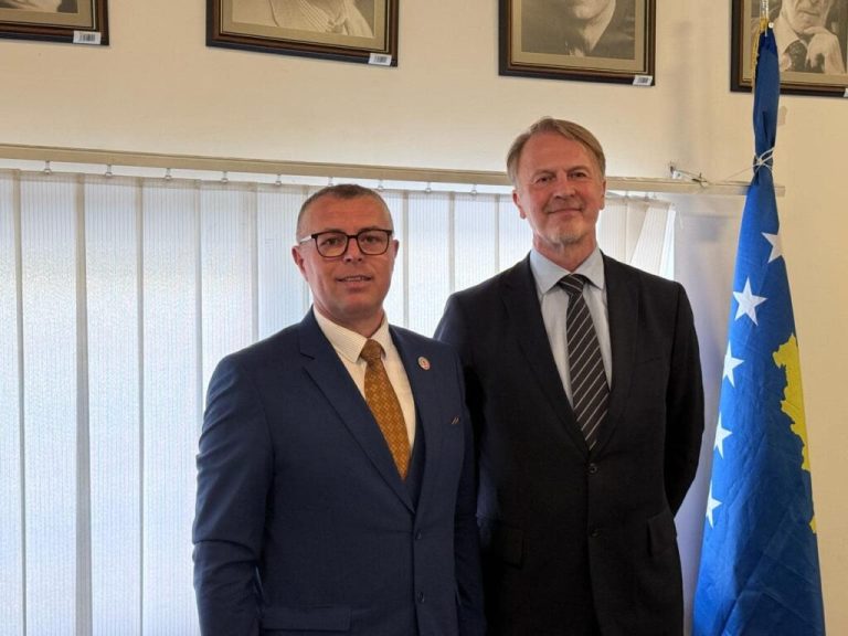 Zhvillimi ekonomik i Gjilanit, ambasadori i BE-së në Kosovë takohet me presidentin Vranovci
