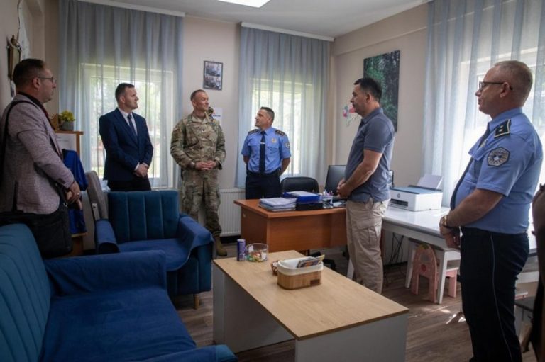 Kamenicë: Ushtarët amerikanë të KFOR-it ndihmojnë viktimat e dhunës në familje