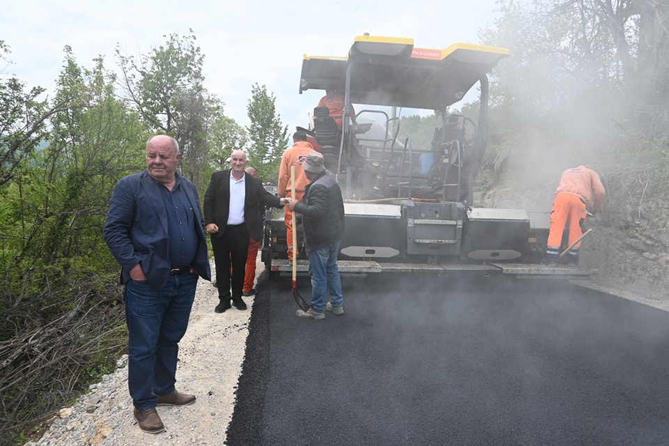 Filluan punimet në asfaltimin e rrugës së fshatit Vërnakollë të Vitisë