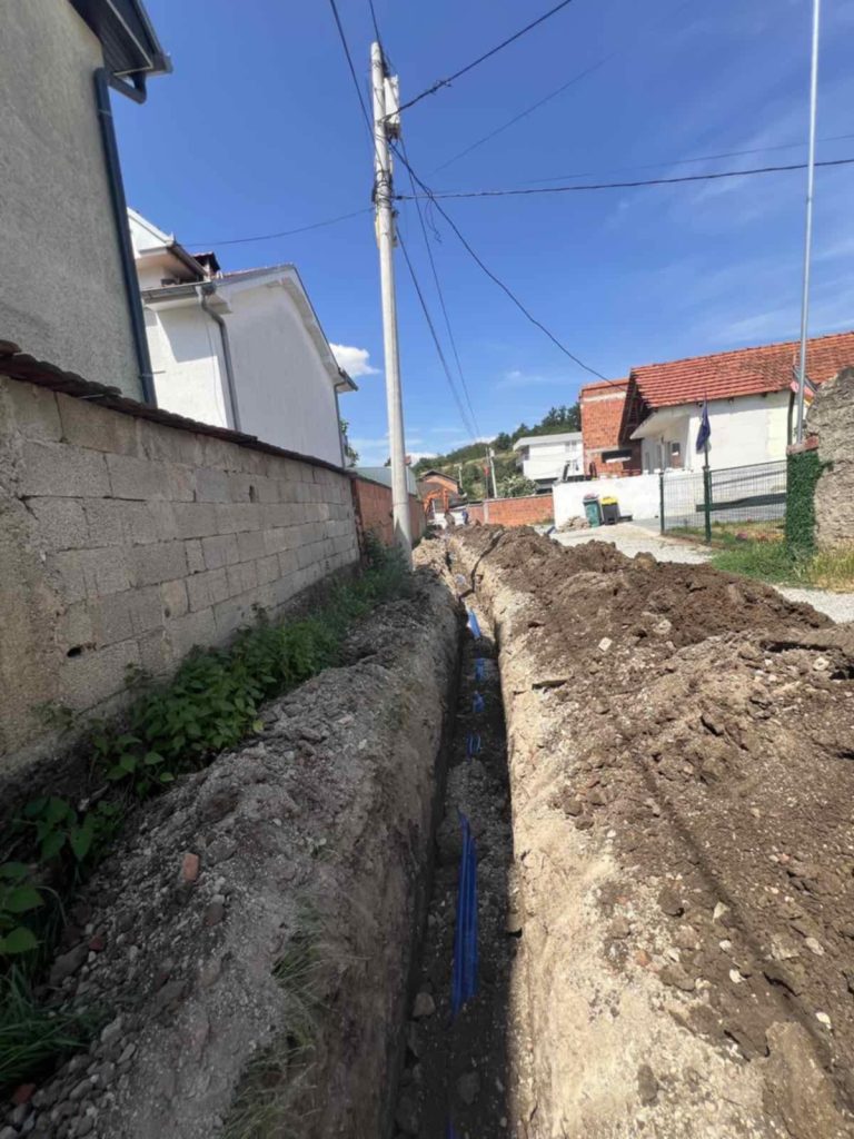 Vazhdojnë punimet për shtrirjen e rrjetit të ujësjellësit në Fshatin e Ri të Vitisë