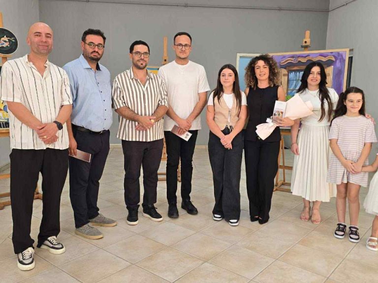 Hapet ekspozita “Ndërmjet Ngjyrave” e 11 vjeçares Jara Ademi