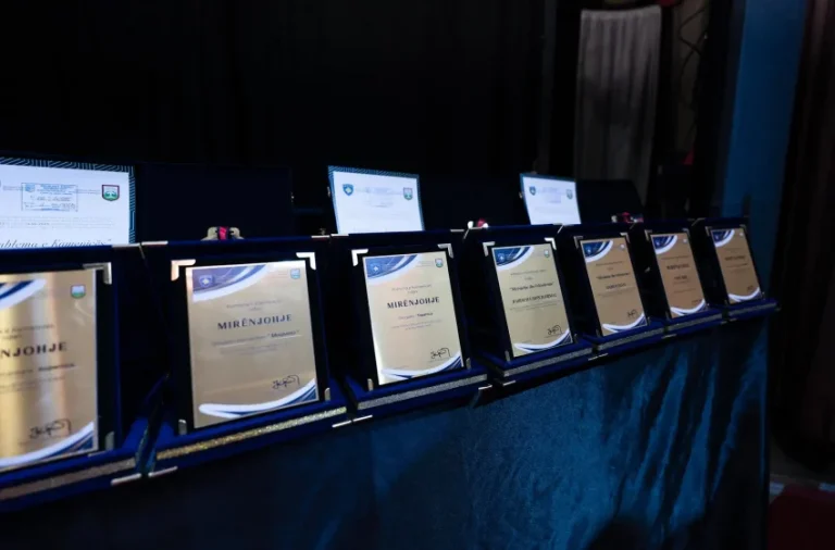 Mbahet “Dita e Nderit” në Kamenicë, nderohen personalitete të shquara me çmime dhe tituj mirënjohjeje