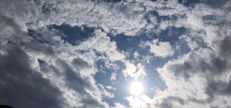 Moti sot me diell e vranësira, temperaturat maksimale arrijnë deri në 27°C