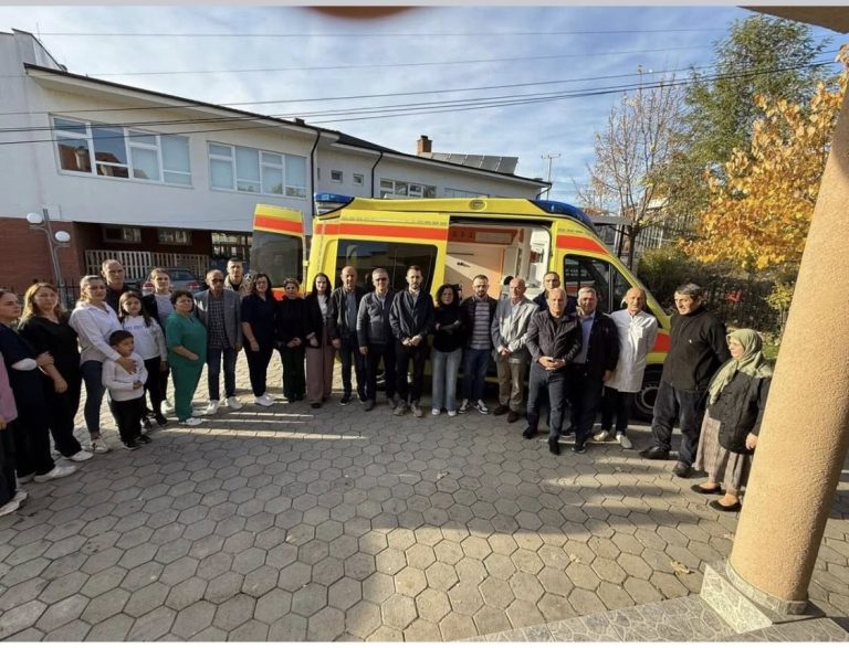 Autoambulancë në nderim të Drejtoreshës Greta Kryeziu